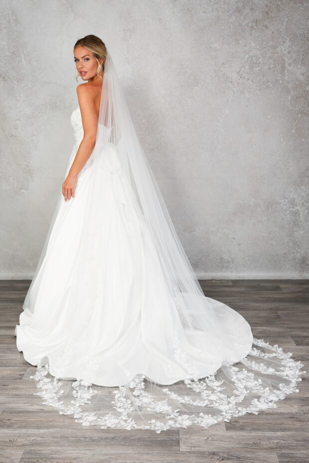 Lace Applique Pearl Scalloped Mid-Length Veil